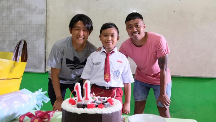Renshi Yamaguci dan Kushedia Hari Yudo saat merayakan ulang tahun M Alfiansyah anak korban meninggal Tragedi Kanjuruhan