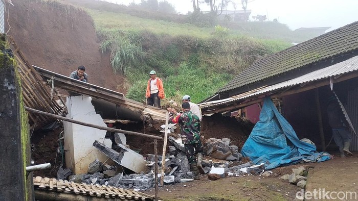 Rumah warga Tengger di Sukapura, Kabupaten Probolinggo terkena longsor