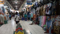 Pekerja toko oleh-oleh menjajakan daganganya di Pasar Beringharjo, Yogyakarta, Senin (28/11/2022).