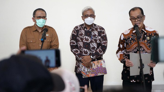 Sah! UMP DIY 2023 Naik 7,65% Pekerja toko oleh-oleh menjajakan daganganya di Pasar Beringharjo, Yogyakarta, Senin (28/11/2022). Pemda Daerah Istimewa Yogyakarta (DIY) menetapkan Upah Minimum Provinsi (UMP) DIY 2023 sebesar Rp1.981.782,39 naik sebesar 7,65% dari sebelumnya sebesar Rp1.840.915,53. ANTARA FOTO/Andreas Fitri Atmoko/hp.