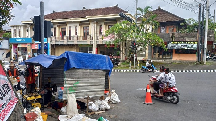 Salah satu titik ETLE statis di Simpang Jalan Pahlawan, Tabanan, Bali, yang sedang dibangun.