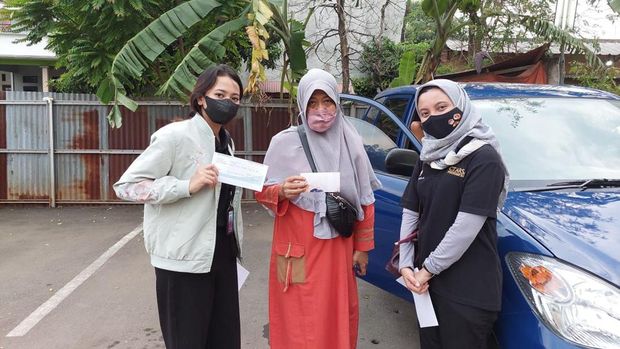 Tim berbuatbaik. id bersama Yuyun, istri Pak Ogah. Diketahui, Pak Ogah dirawat di rumah sakit karena stroke kedua.