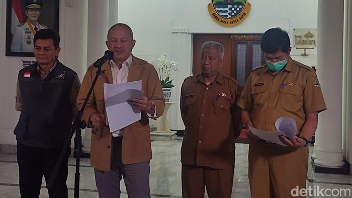 Sekda Jabar Setiawan Wangsaatmaja saat mengumumkan kenaikan UMP Jabar 2023 Rp 1.986.670,17 di Gedung Sate