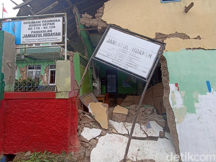 Salah satu sekolah yang hancur akibat diguncang gempa di Cianjur.