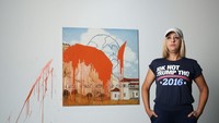 Seniman Caroline Zilinsky merusak lukisannya sendiri yang berjudul This is Not a Planet.  Foto: WireImage/Don Arnold