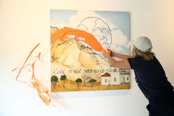 Seniman Ini Rusak Lukisannya, Sindir Aksi Aktivis Lingkungan SYDNEY, AUSTRALIA - NOVEMBER 28: A general view of the artwork and artist is seen just after artist Caroline Zilinsky defaces her own painting , titled 'This is not a planet' , at a public viewing at Nanda Hobbs Gallery in Chippendale on November 28, 2022 in Sydney, Australia. Caroline Zilinsky defaced her own work to interrogate the reasoning behind climate group