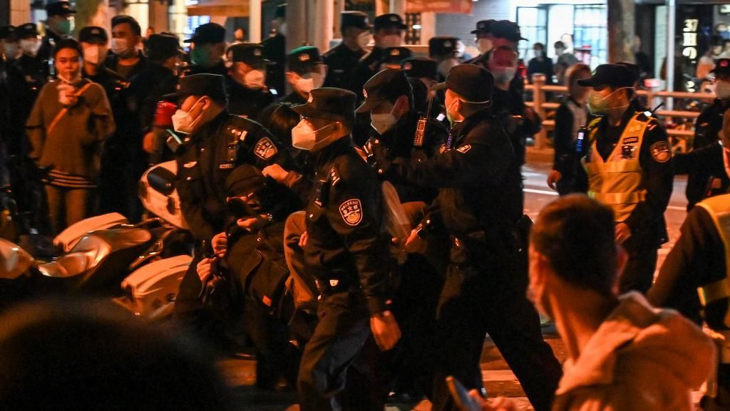 Protes Pembatasan COVID, Warga Shanghai Bentrok dengan Polisi