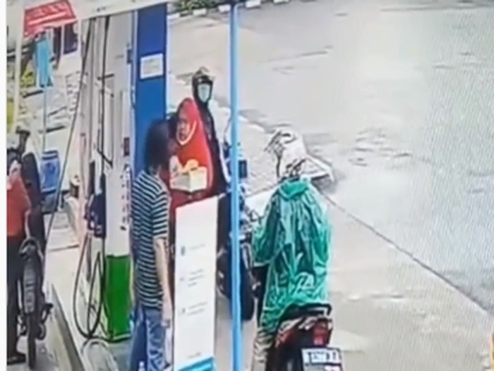 Seorang wanita petugas SPBU di Kota Tangerang, Banten, dipukul oleh seorang pria. Pria itu memukul korban karena merasa uang kembalian beli bensin kurang. (Tangkapan layar video viral)