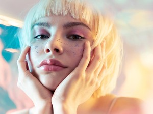 Intip Tren Makeup Y2K yang Lagi Booming, dari Ombre Lips-Heavy Blush