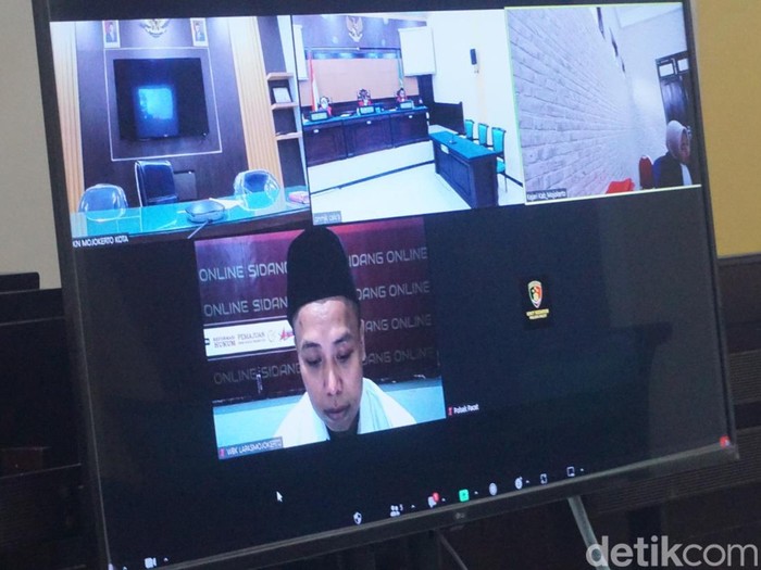Sidang Ustaz TPQ Mojokerto yang cabuli 3 muridnya.