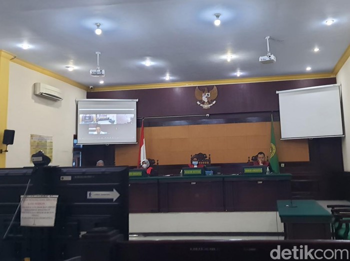 Sidang Ustaz TPQ Mojokerto yang cabuli 3 muridnya.