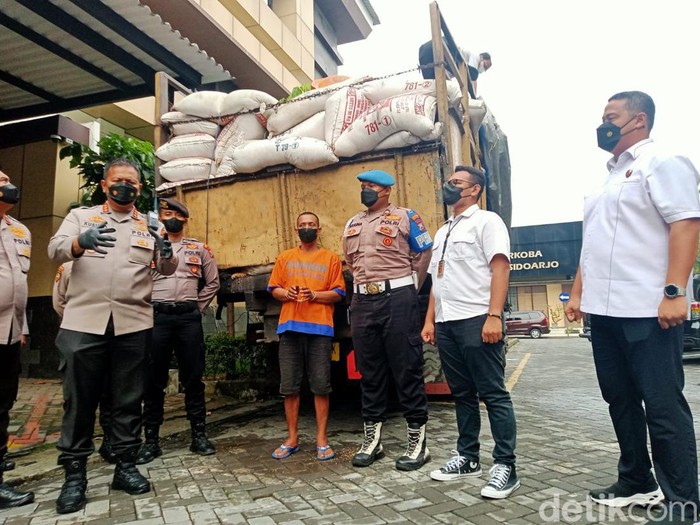 Sopir sekaligus truk penimbun BBM Solar yang diringkus di SPBU Bungurasih, Sidoarjo