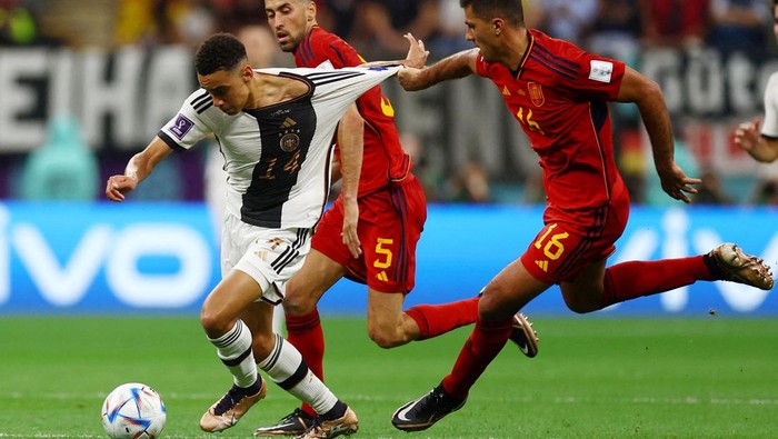 Soccer Football - FIFA World Cup Qatar 2022 - Group E - Spain v Germany - Al Bayt Stadium, Al Khor, Qatar - November 27, 2022 Spains Sergio Busquets fouls Germanys Jamal Musiala before being shown yellow card REUTERS/Kai Pfaffenbach     TPX IMAGES OF THE DAY