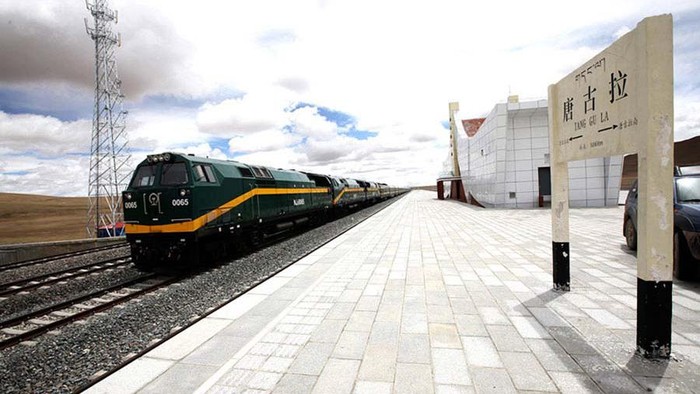 Stasiun yang terletak di China ini menjadi stasiun tertinggi di dunia karena berada di kawasan pegunungan Tibet, tepatnya di wilayah Amdo Country.
