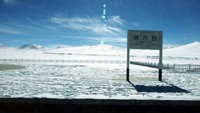 Karena berada di wilayah dataran tinggi Tibet, stasiun Tanggula tertutup salju saat musim dingin tiba. (Alchetron).