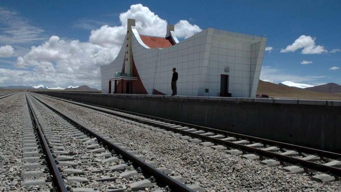 Stasiun Tertinggi di Dunia Ada di Ketinggian 5.068 Meter Stasiun yang terletak di China ini menjadi stasiun tertinggi di dunia karena berada di kawasan pegunungan Tibet, tepatnya di wilayah Amdo Country.