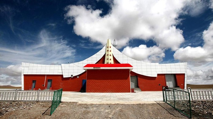 Stasiun yang terletak di China ini menjadi stasiun tertinggi di dunia karena berada di kawasan pegunungan Tibet, tepatnya di wilayah Amdo Country.
