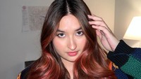 Lagu I Love You 3000 membawa Stephanie Poetri merantau ke Amerika Serikat dan mengembangkan karier di bawah naungan label 88rising, bersama dengan artis internasional lainnya, seperti NIKI, Jackson Wang, Rich Brian, dan Warren Hue. Foto: dok. Instagram Stephanie Poetri