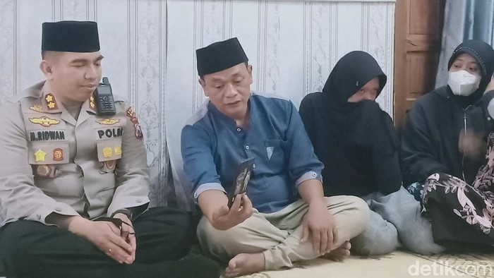 Suyanto ayah dari Bripda Muhammad Khoirul Anam, korban helikopter Polri yang hilang kontak di Babel