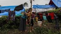 Mereka juga membangun tiang gantungan untuk menjemur pakaian.  
