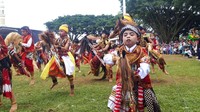 Mereka mengenakan ikat kepala, rompi, kostum warna-warni, dan wajah yang dirias sedemikian rupa mulai bergerak rancak mengikuti irama musik gamelan. Lenggak-lenggok perwakilan dari 423 sekolah itu seperti tengah menunggang seekor kuda. (Elvy Yusanti/Istimewa)