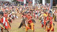 Sekitar seribu pelajar sekolah dasar hingga sekolah menengah pertama dan atas terlihat berbaris rapi di alun-alun Kabupaten Temanggung, Minggu pagi (27/11). Mereka akan menarikan tari Jaran Kepang. Sulistyono Wahyono (Kabupaten Temanggung)