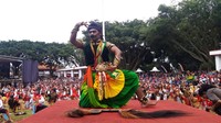 Pemerintah Kabupaten Temanggung sengaja menggelar tarian massal itu sebagai upaya melakukan regenerasi, sekaligus menjaga jati diri dan harga diri masyarakat Temanggung. (Foto: Elvy Yusanti) 