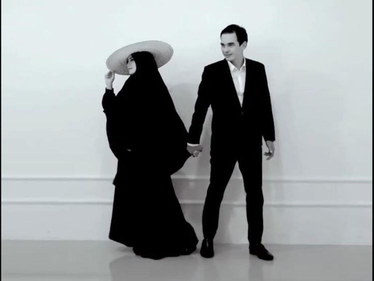 Alasan Istri Teddy Syah Biarkan Foto Mendiang Rina Gunawan Terpajang di Rumah