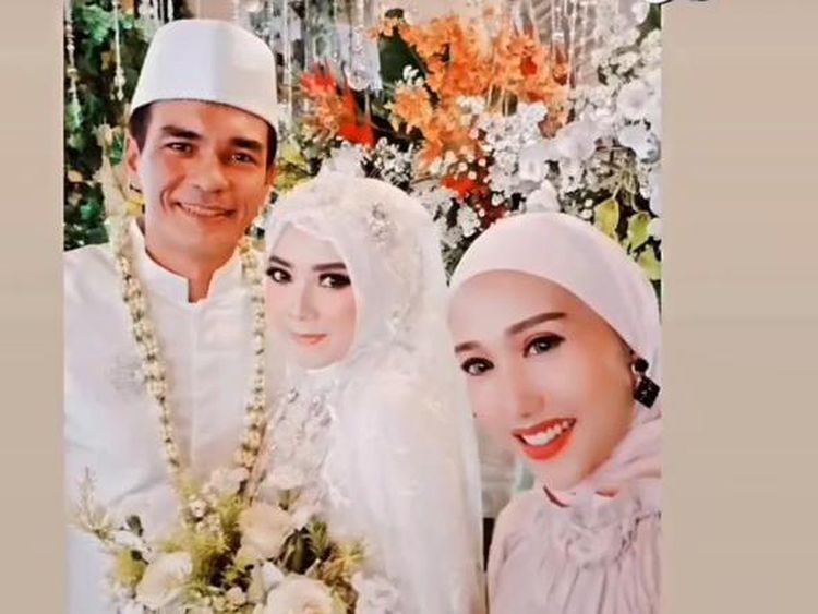 Kemesraan Teddy Syah dan Istri Baru