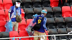 Teladan! Suporter Jepang Tetap Bersihkan Sampah Meski Timnya Kalah