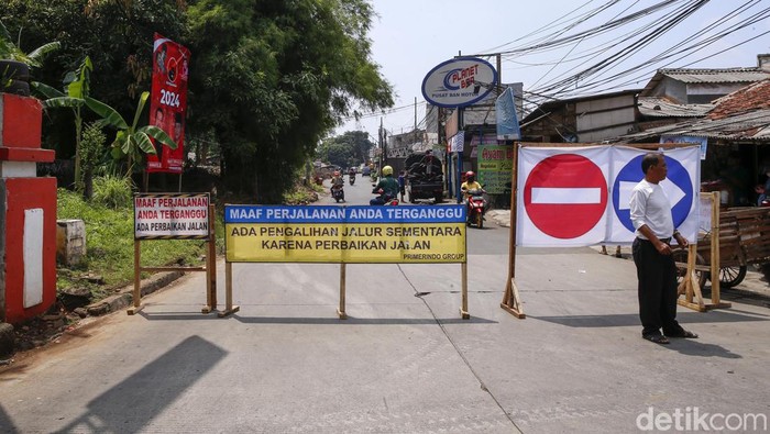 Tengah Dilebarkan, Jalan Tanah Baru Depok Ditutup Total Jalan Tanah Baru, Depok, Jawa Barat, ditutup total selama 14 hari. Hal ini dikarenakan adanya proyek pelebaran jalan.