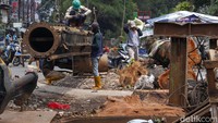 Pekerja tengah melakukan persiapan pekerjaan pelebaran jalan di Jalan Tanah Baru, Depok, Jawa Barat, Senin (28/11/2022).