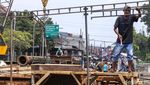 Tengah Dilebarkan, Jalan Tanah Baru Depok Ditutup Total