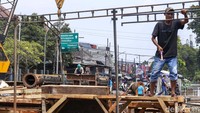 Selama proyek pengerjaan pelebaran jalan yang berlangsung selama 14 hari tersebut, jalan Tanah Baru tidak bisa dilintasi oleh berbagai macam kendaraan.