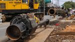 Tengah Dilebarkan, Jalan Tanah Baru Depok Ditutup Total