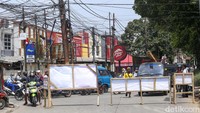 Segala macam jenis kendaraan untuk sementara waktu tidak bisa melintasi jalan tersebut.
