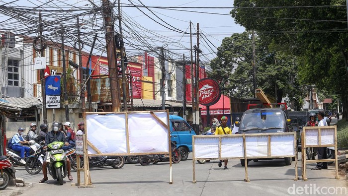 Tengah Dilebarkan, Jalan Tanah Baru Depok Ditutup Total Jalan Tanah Baru, Depok, Jawa Barat, ditutup total selama 14 hari. Hal ini dikarenakan adanya proyek pelebaran jalan.