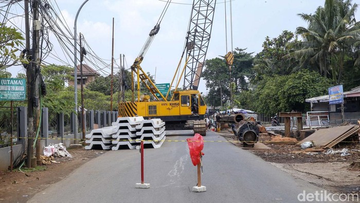 Tengah Dilebarkan, Jalan Tanah Baru Depok Ditutup Total Jalan Tanah Baru, Depok, Jawa Barat, ditutup total selama 14 hari. Hal ini dikarenakan adanya proyek pelebaran jalan.