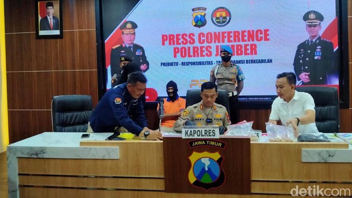 Tersangka perampokan toko emas di Jember dihadirkan di rilis
