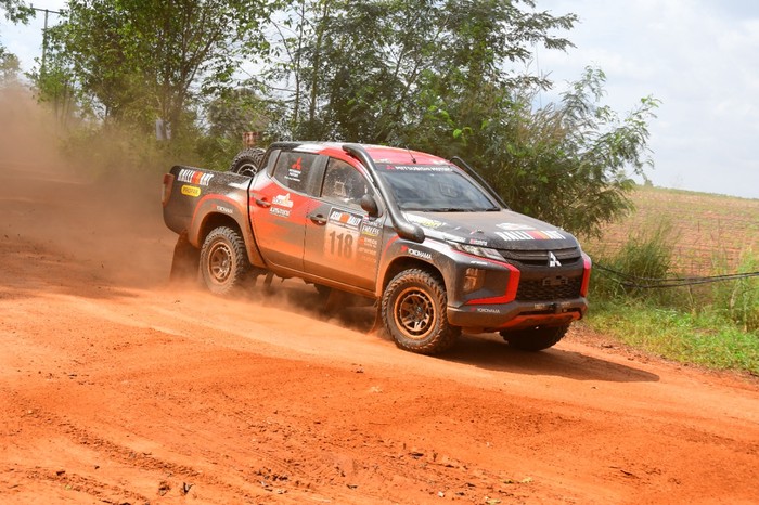 Tim Mitsubishi Ralliart berpartisipasi di kompetisi AXCR 2022