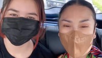 Setelah 2 tahun LDR, Titi DJ tak bisa menahan haru akhirnya putri bungsunya, Stephanie Poetri, pulang ke Tanah Air. Titi DJ menangis hingga matanya bengkak. Foto: dok. Instagram Titi DJ