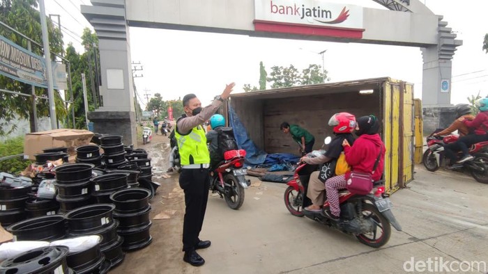 truk terguling di lamongan