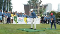 Ketua Majelis Wali Amanat Universitas Airlangga, Hatta Ali (depan kiri) dan Irjen Kementerian Parekraf, Restog Krisna Kusuma melakukan pemukulan smoked-ball untuk membuka Turnamen PGA 2022 (Perkumpulan Golf Airlangga) Piala Rektor UNAIR 2022, di Padang Golf Pondok Indah, Minggu (27/11/2022).