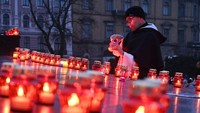 Memperingati tragedi tersebut, lilin menyala di tengah kota Kyiv. Sejumlah pendeta berjubah hitam berkumpul untuk sebuah upacara keagamaan. Peringatan ini terjadi di tengah situasi perang yang terus berkecamuk antara Ukraina dan Rusia. Presiden Ukraina Volodymyr Zelensky bersumpah bahwa Ukraina akan terus melawan serangan Rusia.
