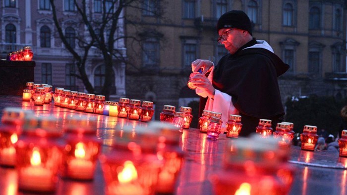 TOPSHOT - Local residents light candles to commemorate the victims of the 1932-33 Holodomor, Ukrainian for 