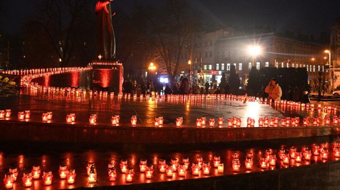 TOPSHOT - Local residents light candles to commemorate the victims of the 1932-33 Holodomor, Ukrainian for 