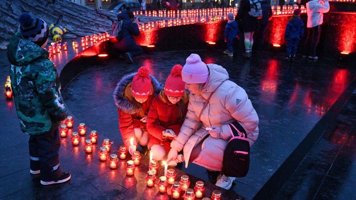 Ukraina Peringati Tragedi Holodomor, Teror Kelaparan Era Uni Soviet TOPSHOT - Local residents light candles to commemorate the victims of the 1932-33 Holodomor, Ukrainian for