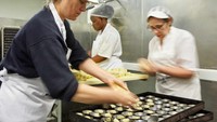 Setiap harinya toko kue ini memproduksi 30,000 buah Pasteis de Belem yang dibuat secara fresh tanpa bahan pengawet. Foto: Instagram/Pool