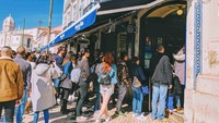 Sebelum adanya wabah COVID-19, ini adalah pemandangan sehari-hari di depan toko kue Pasteis de Belem. Foto: Instagram/Pool