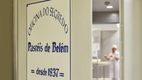 Berkunjung ke Lisbon, ada toko kue Pasteis de Belem dengan nuansa biru yang ikonik. Toko kue ini sudah membuat kue telur khas Portugal atau dikenal juag dengan nama Pasteis de Belem. Foto: Instagram/Pool